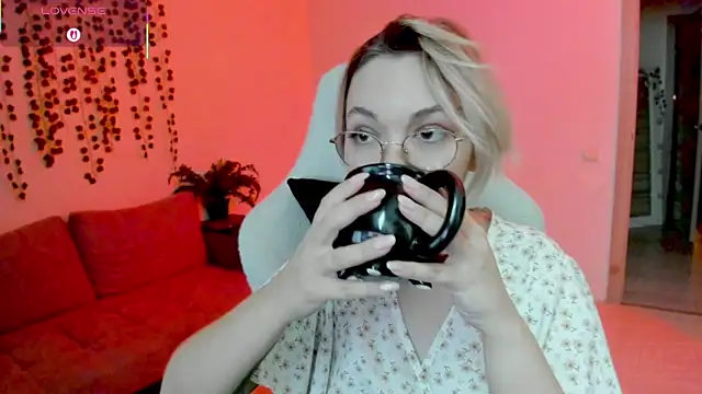 whoa-hoa-hoa-hoa-hoa online show from 11/04/25, 02:43