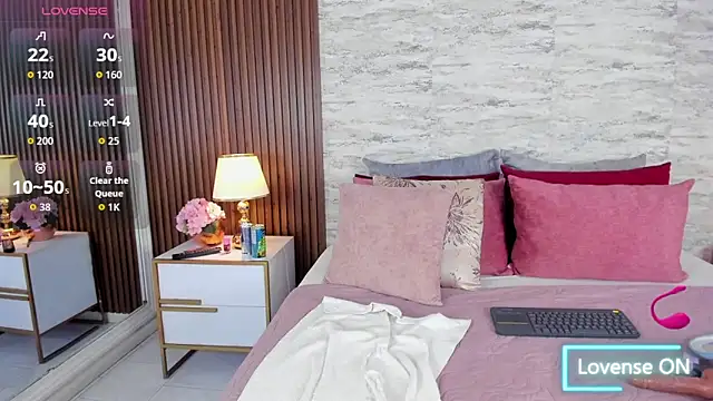 MadisonHunter2024 online show from 12/13/25, 08:04