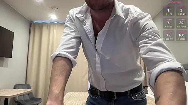 Snapshot of cute_mark chatting on 10/17/25, 10:18 cute mark online show from 10/17/25, 10:18