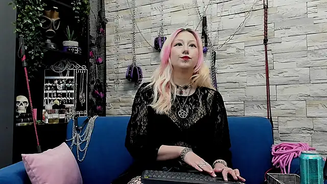 Snapshot of CruelMistress chatting on 01/12/25, 12:39 CruelMistress online show from 01/12/25, 12:39