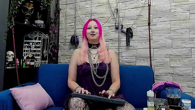 Snapshot of CruelMistress chatting on 12/15/24, 11:53 CruelMistress online show from 12/15/24, 11:53