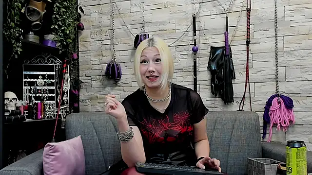 Snapshot of CruelMistress chatting on 10/02/25, 04:10 CruelMistress online show from 10/02/25, 04:10