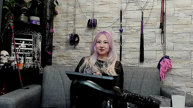 Snapshot of CruelMistress chatting on 04/25/26, 11:57 CruelMistress online show from 04/25/26, 11:57