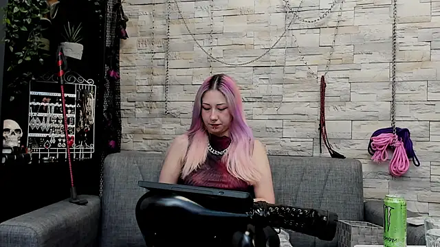 Snapshot of CruelMistress chatting on 06/09/26, 12:33 CruelMistress online show from 06/09/26, 12:33