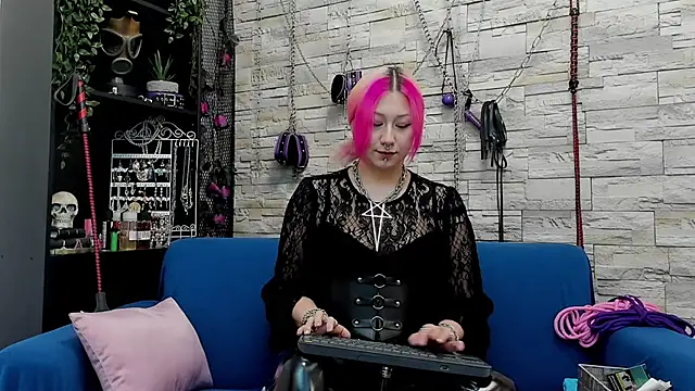 Snapshot of CruelMistress chatting on 12/20/24, 03:36 CruelMistress online show from 12/20/24, 03:36