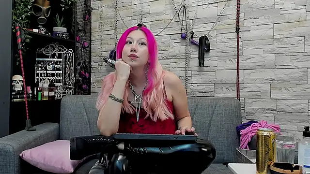 Snapshot of CruelMistress chatting on 12/11/24, 01:05 CruelMistress online show from 12/11/24, 01:05