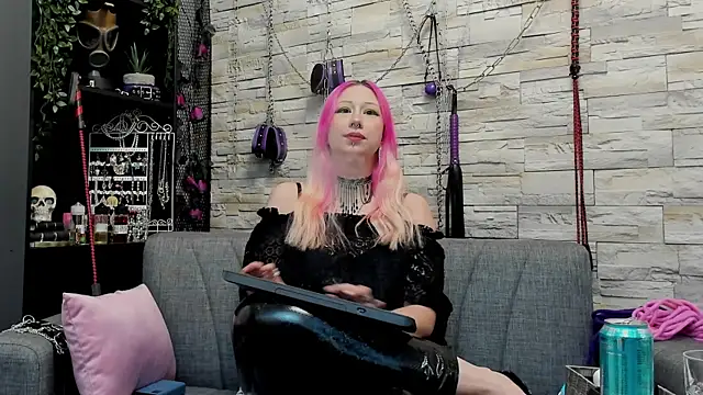 Snapshot of CruelMistress chatting on 12/24/24, 12:44 CruelMistress online show from 12/24/24, 12:44