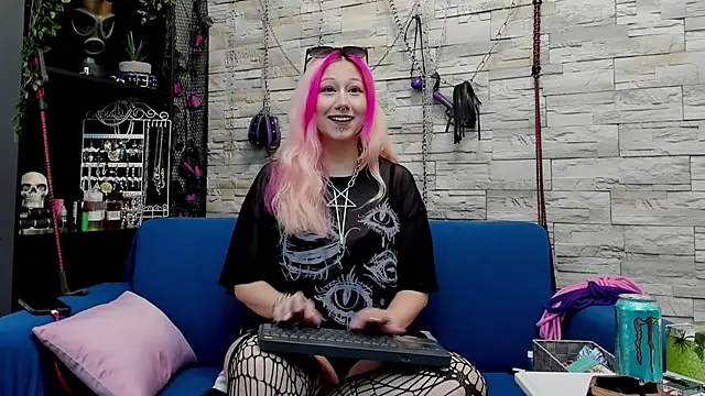 Snapshot of CruelMistress chatting on 12/18/24, 02:10 CruelMistress online show from 12/18/24, 02:10