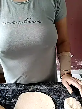 Snapshot of milf-kaira chatting on 12/21/24, 09:33 milf-kaira online show from 12/21/24, 09:33