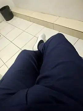 Snapshot of gatmoreno1 chatting on 09/29/25, 04:23 gatmoreno1 online show from 09/29/25, 04:23