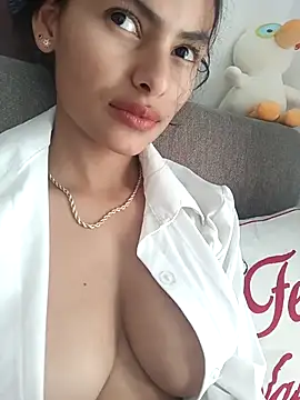 Snapshot of vanyacam_ chatting on 12/14/25, 08:36 vanyacam online show from 12/14/25, 08:36