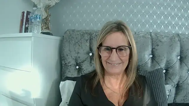Snapshot of Additive_Mature_Linda chatting on 09/21/25, 04:01 Additive Mature Linda online show from 09/21/25, 04:01