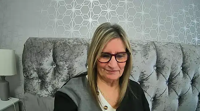 Snapshot of Additive_Mature_Linda chatting on 02/03/25, 11:53 Additive Mature Linda online show from 02/03/25, 11:53