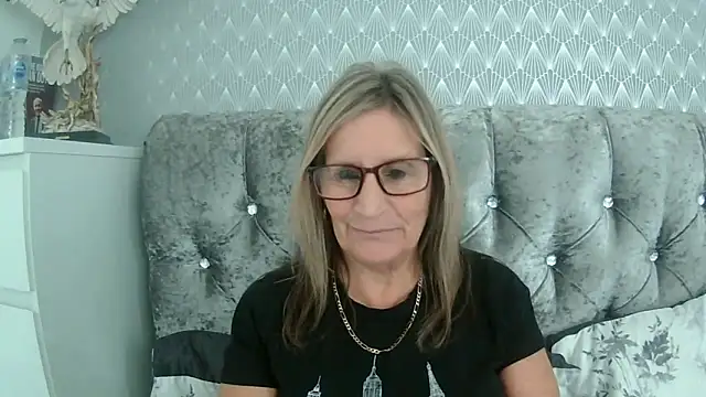 Snapshot of Additive_Mature_Linda chatting on 09/10/25, 01:32 Additive Mature Linda online show from 09/10/25, 01:32