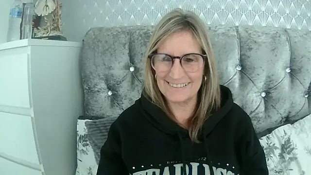 Snapshot of Additive_Mature_Linda chatting on 09/15/25, 01:11 Additive Mature Linda online show from 09/15/25, 01:11