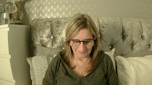 Snapshot of Additive_Mature_Linda chatting on 10/03/25, 06:31 Additive Mature Linda online show from 10/03/25, 06:31