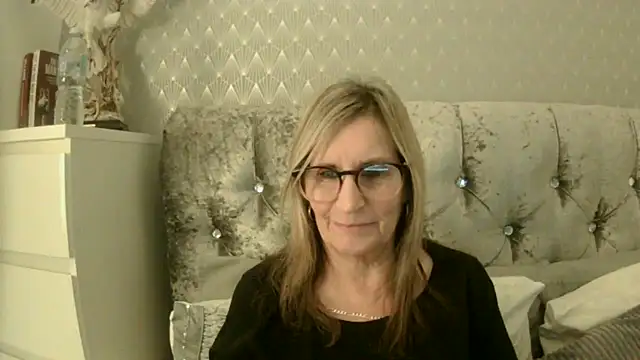 Snapshot of Additive_Mature_Linda chatting on 10/23/25, 06:06 Additive Mature Linda online show from 10/23/25, 06:06