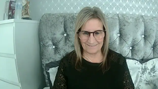 Snapshot of Additive_Mature_Linda chatting on 09/19/25, 04:00 Additive Mature Linda online show from 09/19/25, 04:00