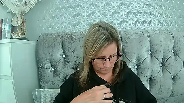 Snapshot of Additive_Mature_Linda chatting on 10/06/25, 03:13 Additive Mature Linda online show from 10/06/25, 03:13