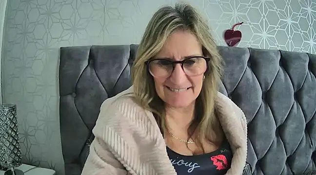 Snapshot of Additive_Mature_Linda chatting on 02/14/25, 02:12 Additive Mature Linda online show from 02/14/25, 02:12