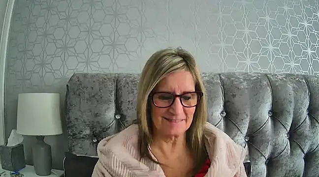 Snapshot of Additive_Mature_Linda chatting on 12/16/24, 10:50 Additive Mature Linda online show from 12/16/24, 10:50