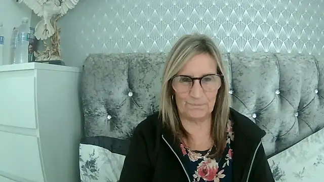 Snapshot of Additive_Mature_Linda chatting on 09/17/25, 01:13 Additive Mature Linda online show from 09/17/25, 01:13