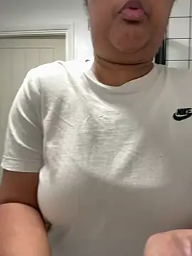 vanilla chocolate23 online show from 01/10/26, 12:22