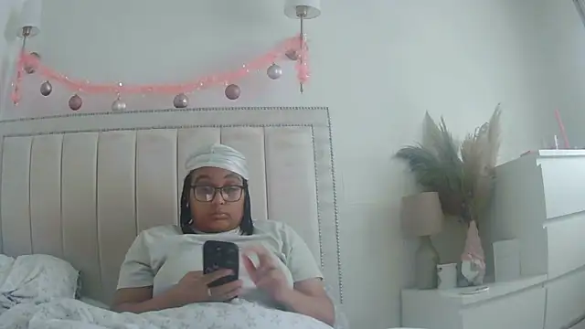 vanilla chocolate23 online show from 12/21/25, 10:39