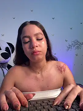 Snapshot of IamSteph13 chatting on 06/16/26, 05:18 IamSteph13 online show from 06/16/26, 05:18