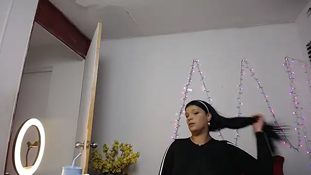 Nicol Love0 online show from 11/24/25, 12:27