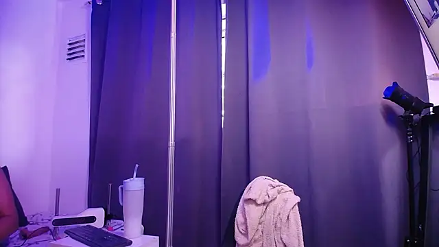 Nicol Love0 online show from 02/10/26, 12:37