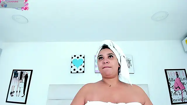 Snapshot of JoslinEvans chatting on 11/21/25, 12:04 JoslinEvans online show from 11/21/25, 12:04