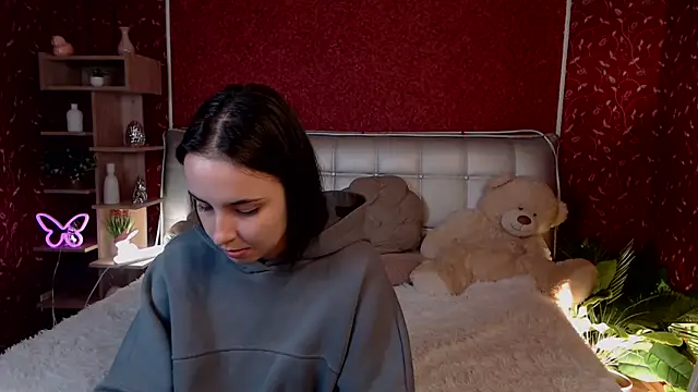 AuroraAksnesss online show from 09/30/25, 04:13