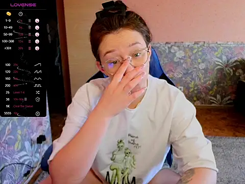 Chloe strip online show from 10/14/25, 02:56