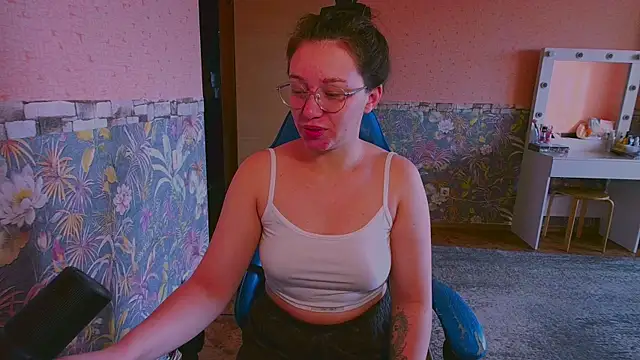 Chloe strip online show from 09/25/25, 03:45