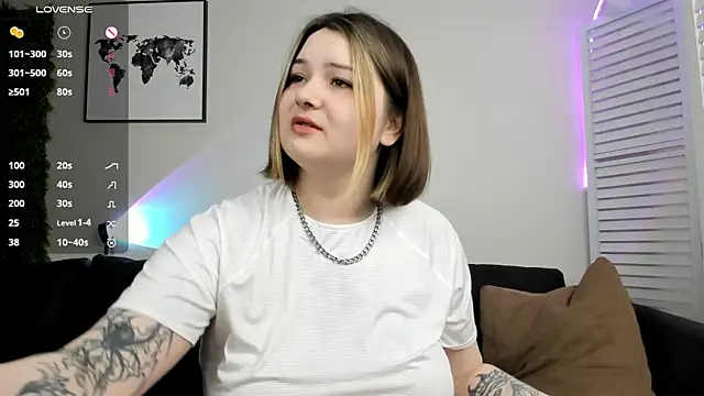 Snapshot of Alice_Walters chatting on 01/23/25, 04:15 Alice Walters online show from 01/23/25, 04:15