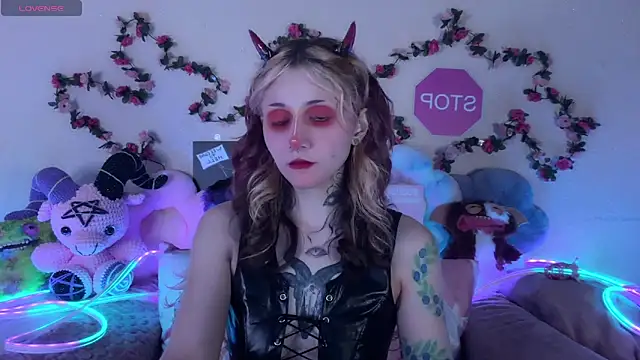 Snapshot of _Devill_Baby chatting on 05/18/26, 07:40 Devill Baby online show from 05/18/26, 07:40