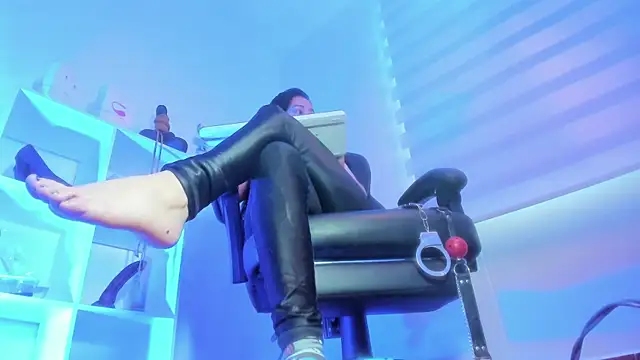 charlotte joliedart online show from 10/28/25, 10:09