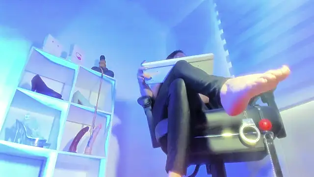 charlotte joliedart online show from 11/06/25, 12:09