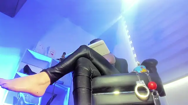 charlotte joliedart online show from 11/18/25, 07:50