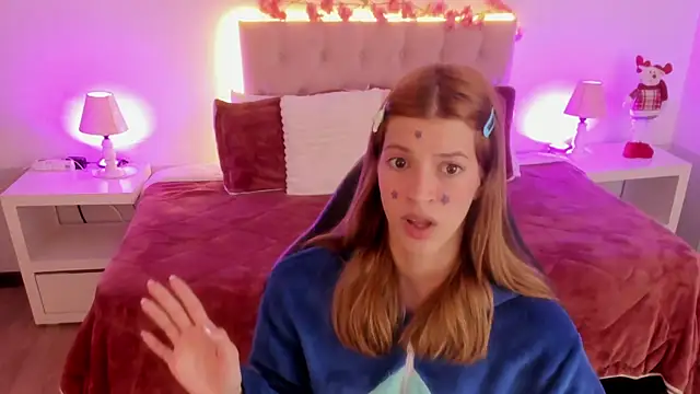 Snapshot of Nora_Vennucci chatting on 12/16/25, 12:42 Nora Vennucci online show from 12/16/25, 12:42