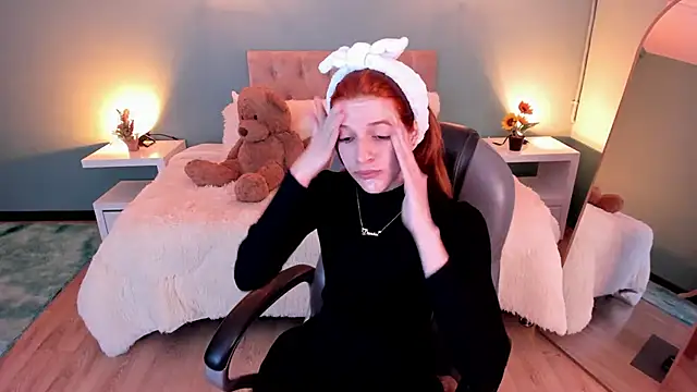 Snapshot of Nora_Vennucci chatting on 10/31/25, 07:32 Nora Vennucci online show from 10/31/25, 07:32