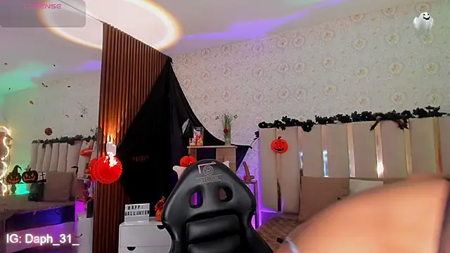 Daphnne tay online show from 10/28/25, 03:29