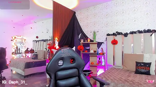 Daphnne tay online show from 10/23/25, 07:23