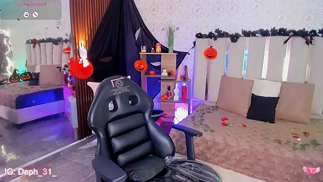 Daphnne tay online show from 10/27/25, 04:02