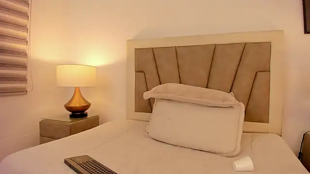 Snapshot of JaneLondon chatting on 12/30/24, 10:34 JaneLondon online show from 12/30/24, 10:34