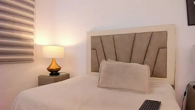 Snapshot of JaneLondon chatting on 01/25/25, 10:51 JaneLondon online show from 01/25/25, 10:51