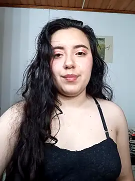 Snapshot of Emi_chik chatting on 12/14/25, 09:26 Emi chik online show from 12/14/25, 09:26