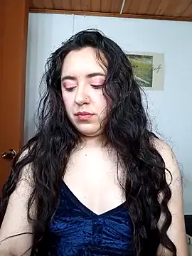 Snapshot of Emi_chik chatting on 12/17/25, 09:47 Emi chik online show from 12/17/25, 09:47