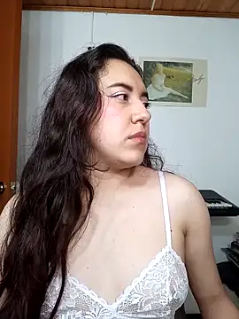 Snapshot of Emi_chik chatting on 09/13/25, 11:10 Emi chik online show from 09/13/25, 11:10